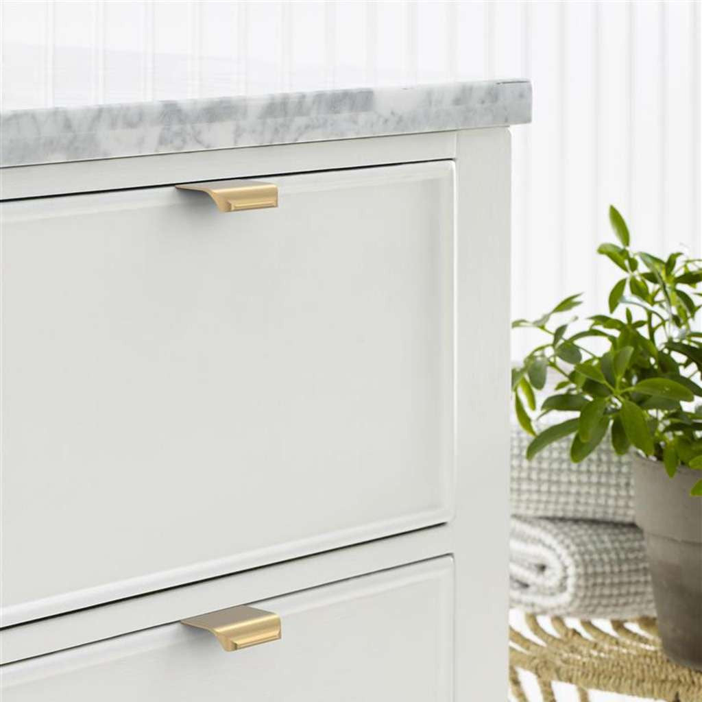 Amerock Streamline Tab Edge Pulls in Champagne Bronze 1-3/4" BP37200CZ Mounted