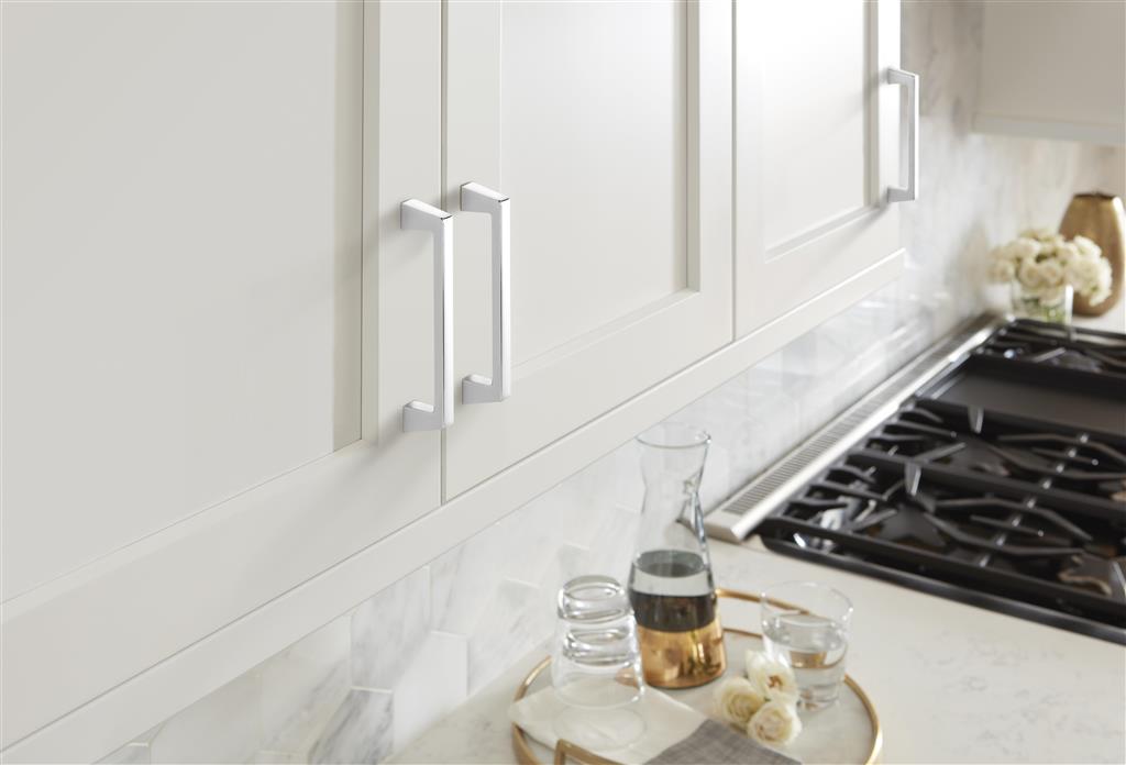 AMEROCK Blackrock Handle Cabinet Pull in Polished Chrome (+7 Sizes)